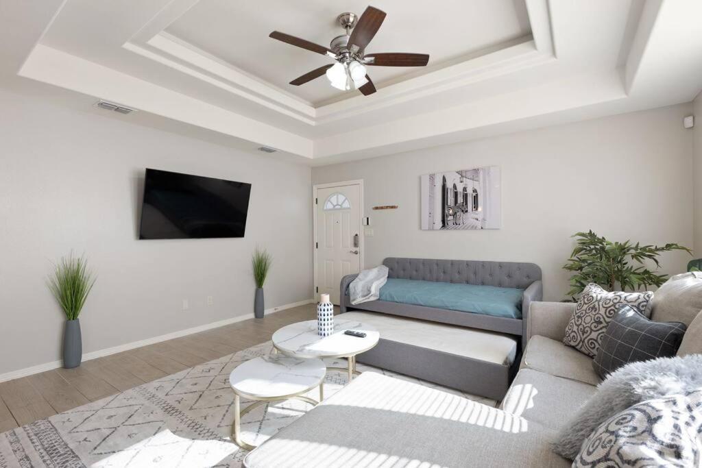 Cozy 3 Bed 2 Bath Apartment, Near Shopping Plazas, Expressway And Free Parking 爱丁堡 外观 照片