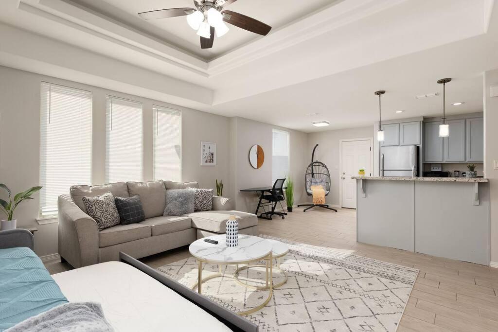 Cozy 3 Bed 2 Bath Apartment, Near Shopping Plazas, Expressway And Free Parking 爱丁堡 外观 照片